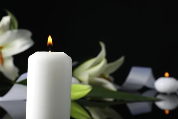 Karanlıkta Yanan Mum Metin Için Yere Yakın Çekim Cenaze Sembolü — Stok fotoğraf