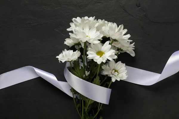 Krásné Chryzantémy Květiny Bílá Stuha Černém Stole Horní Pohled Pohřební — Stock fotografie