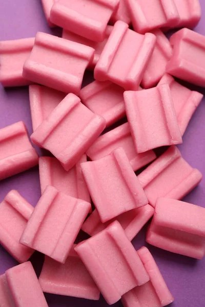 Lekker Roze Kauwgom Paarse Achtergrond Bovenaanzicht — Stockfoto