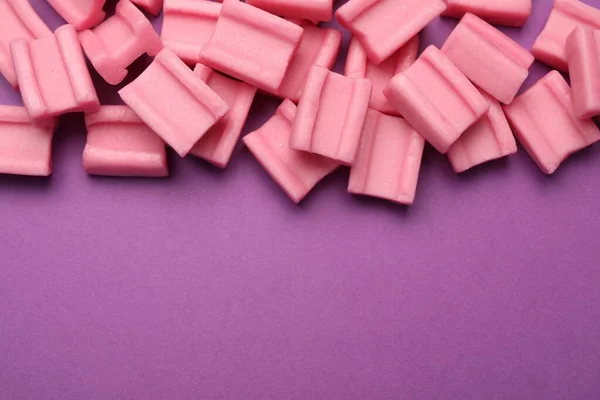 Lekker Roze Kauwgom Paarse Achtergrond Plat Gelegd Ruimte Voor Tekst — Stockfoto