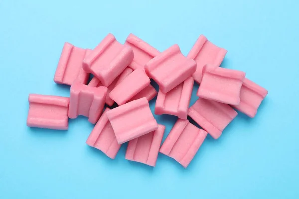 Lekkere Roze Kauwgom Lichtblauwe Achtergrond Platte Lay — Stockfoto