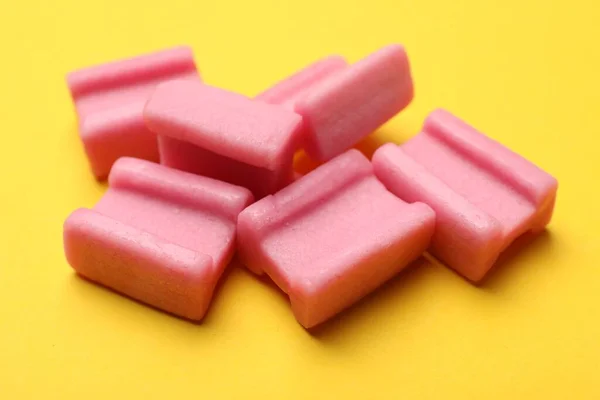 黄色背景 特写镜头 带着粉红口香糖的味道 — 图库照片