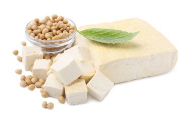 Lezzetli tofu peyniri, fesleğen ve soya fasulyesi.