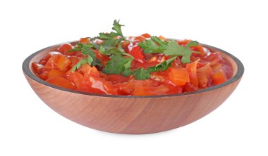 Lezzetli lecho beyaz kasede izole edilmiş.