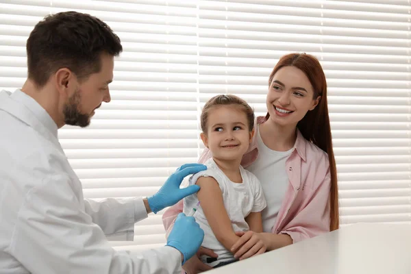 Çocuk Hepatit Aşısı Anne Kızı Klinikte Doktor Küçük Kıza Iğne — Stok fotoğraf