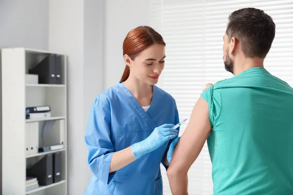 Lääkäri Antaa Hepatiitti Rokote Potilaalle Klinikalla — kuvapankkivalokuva