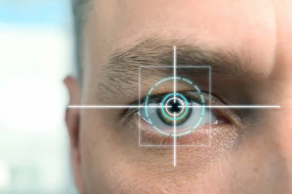 Test Zraku Laserová Síťka Zaměřená Lidské Oko Detailní Záběr — Stock fotografie
