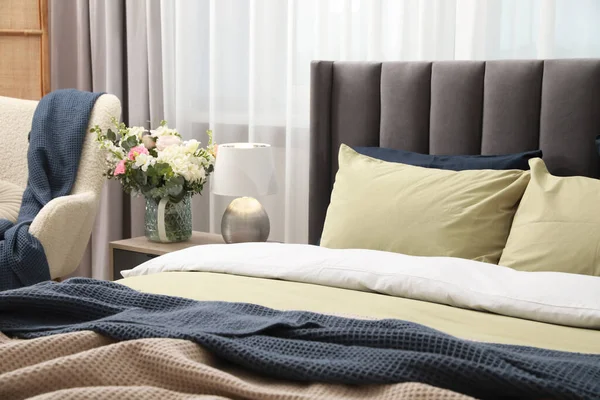 Yastıkları Yatak Odaları Olan Rahat Bir Yatak Şık Mekan — Stok fotoğraf