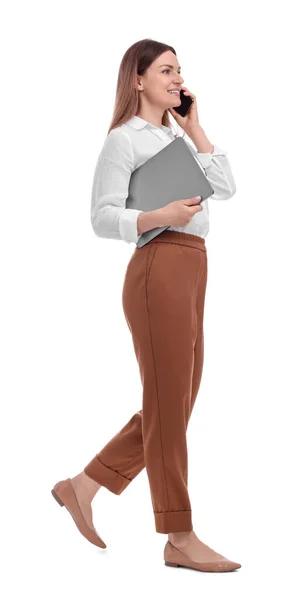 Mooie Zakenvrouw Met Laptop Praten Telefoon Tegen Witte Achtergrond — Stockfoto