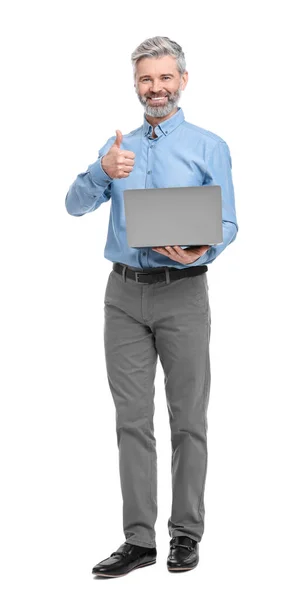 穿着时髦衣服 背景为白色的笔记本电脑的成熟商人 — 图库照片