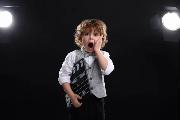 Emocjonalny Chłopak Klapką Scenie Mały Aktor — Zdjęcie stockowe