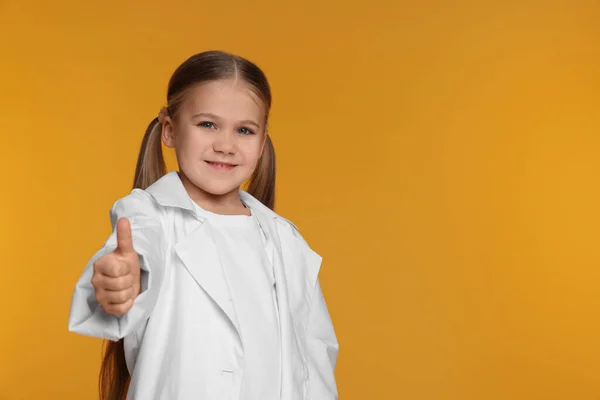 Маленькая Девочка Медицинской Форме Показывает Большой Палец Желтом Фоне Пространство — стоковое фото