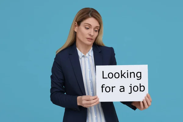 Unemployed Woman Holding Sign Phrase Looking Job Light Blue Background — Stock Photo, Image