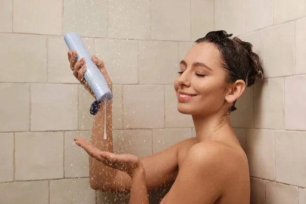 Boldog Aki Sampont Tölt Otthon Zuhanyzóba Hajmosás — Stock Fotó