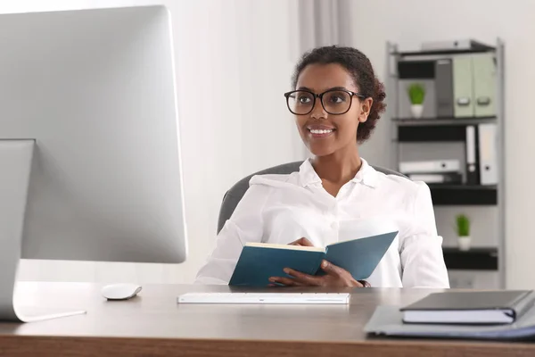 Afroamerikanische Praktikantin Arbeitet Mit Computer Tisch Büro — Stockfoto