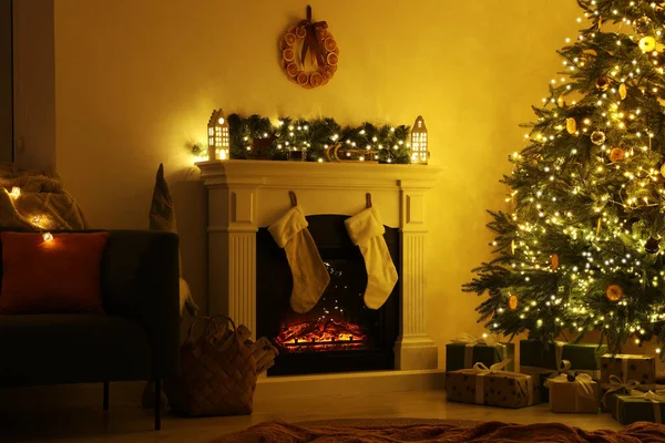 Elegante Chimenea Cerca Del Árbol Navidad Decorado Accesorios Habitación Acogedora — Foto de Stock