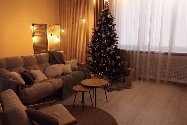 Comfortabel Meubilair Kerstboom Stijlvolle Kamer — Stockfoto