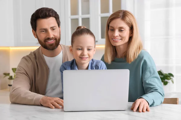 Família Feliz Com Laptop Mesa Branca Dentro Casa — Fotografia de Stock