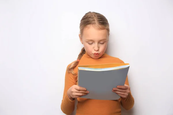 Емоційна Дівчинка Читає Книгу Білому Тлі Простір Тексту — стокове фото