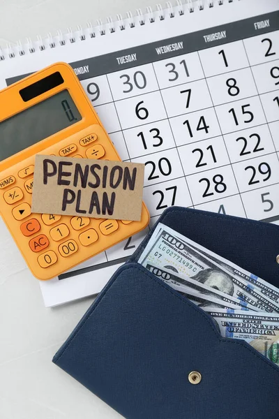 Tarjeta Con Frase Plan Pensiones Billetes Dólar Calculadora Calendario Mesa —  Fotos de Stock
