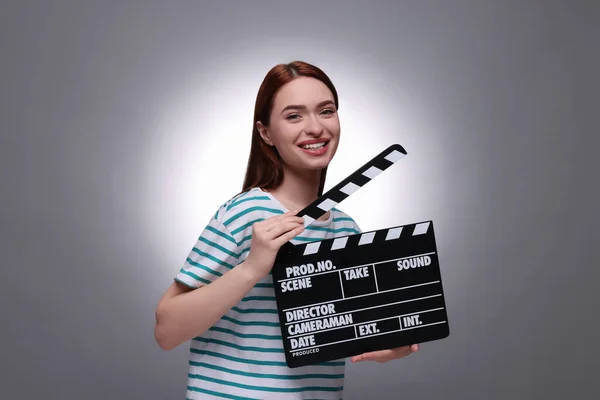 Feliz Actriz Con Clapperboard Sobre Fondo Gris Industria Cinematográfica —  Fotos de Stock