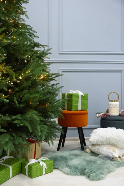 Schöner Weihnachtsbaum Geschmückt Mit Festlichen Lichtern Und Vielen Geschenkboxen Zimmer — Stockfoto