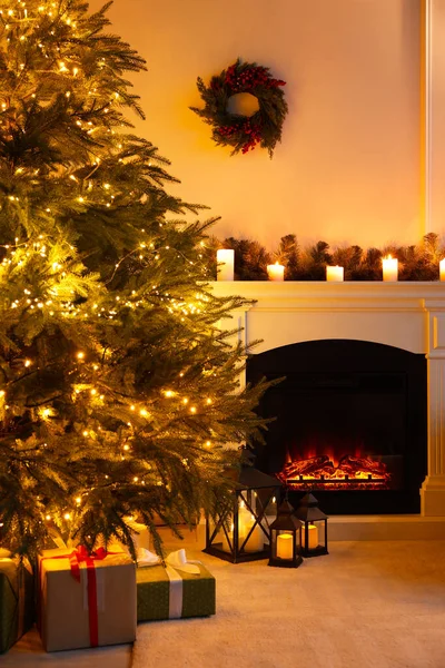 Mooie Woonkamer Interieur Met Versierde Kerstboom — Stockfoto