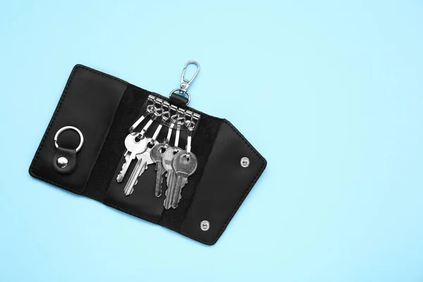 Leather Holder Keys Light Blue Background Top View Space Text — Φωτογραφία Αρχείου