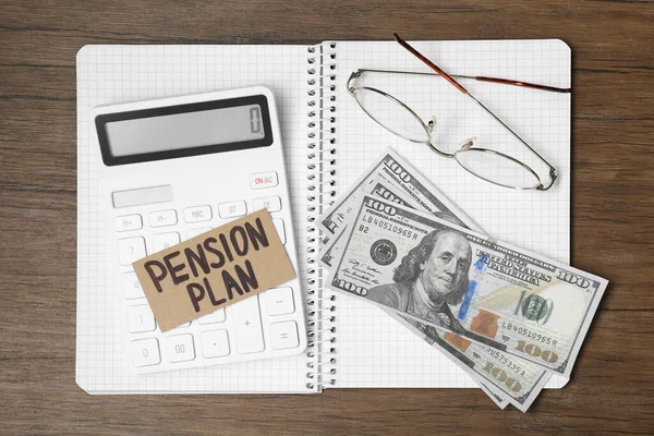 Kort Med Fras Pensionsplan Miniräknare Dollarsedlar Anteckningsbok Och Glas Träbord — Stockfoto
