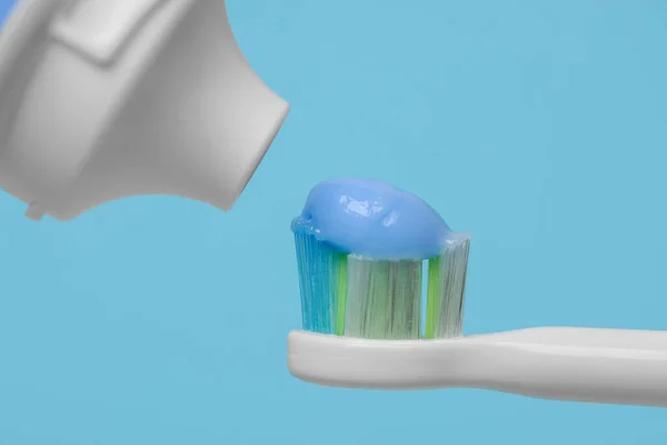 Elektrický Zubní Kartáček Pastou Světle Modrém Pozadí Detailní Záběr — Stock fotografie