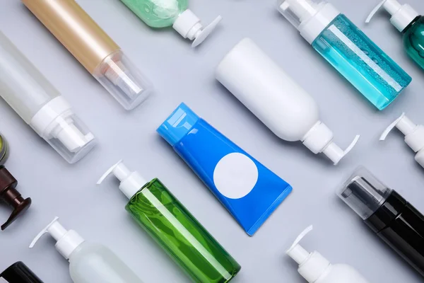 Verschillende Reinigingsmiddelen Lichtgrijze Ondergrond Vlak Gelegd Cosmetisch Product — Stockfoto