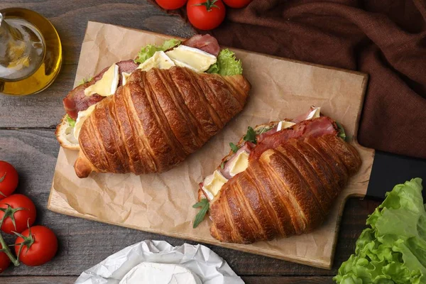 Lekkere Croissants Met Brie Kaas Ham Spek Houten Tafel Plat — Stockfoto