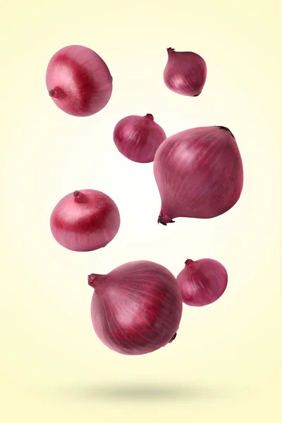 Frische Rote Zwiebelzwiebeln Fallen Auf Beigem Hintergrund — Stockfoto
