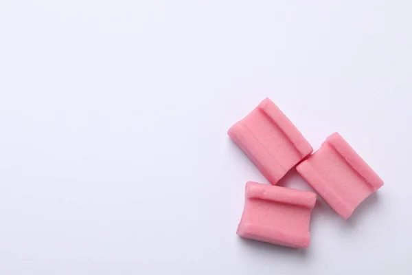 Lekker Roze Kauwgom Witte Achtergrond Plat Gelegd Ruimte Voor Tekst — Stockfoto