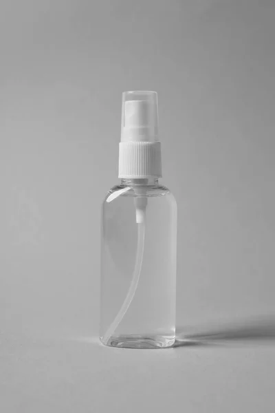 Przezroczysta Butelka Produktu Kosmetycznego Szarym Tle — Zdjęcie stockowe