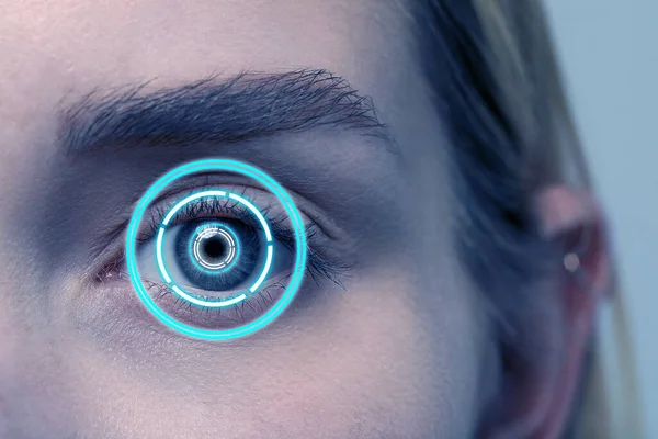Test Zraku Laserová Síťka Zaměřená Ženské Oko Zblízka Světle Modrý — Stock fotografie