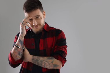 Açık gri arka planda yakışıklı hippi portresi. Metin için boşluk