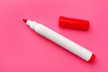 Pembe arka planda parlak kırmızı işaret. Ofis sayfası