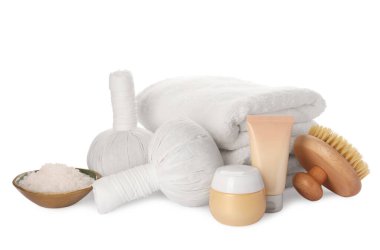 Beyaz arkaplanda farklı spa ürünleri olan güzel bir kompozisyon