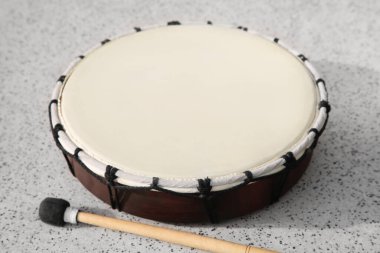 Davullar ve bagetler gri masaya, yakın plan. Perküsyon müzik aleti