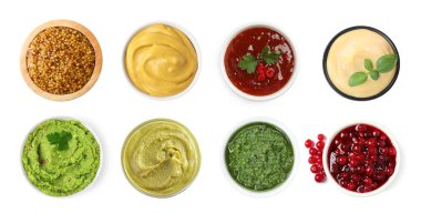 Guacamole sosu ve beyaz arka planda farklı soslar.