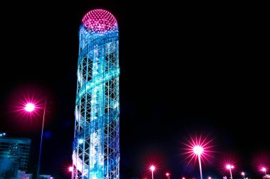 Geceleri güzel neon ışıkları kuleyi aydınlatıyor. Modern metropol