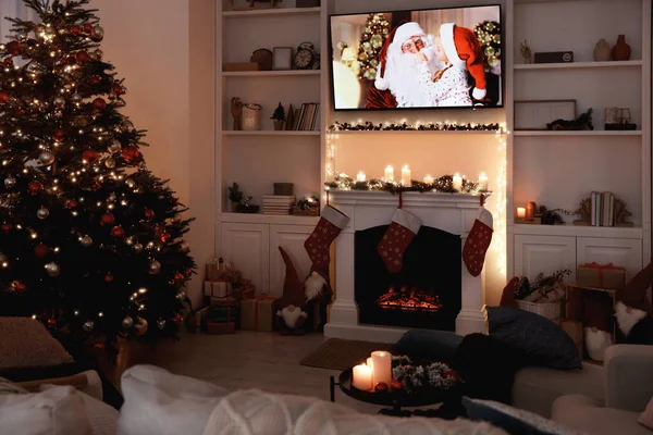 Τηλεόραση Χριστουγεννιάτικη Ταινία Πάνω Από Τζάκι Στο Άνετο Δωμάτιο Χειμερινές — Φωτογραφία Αρχείου