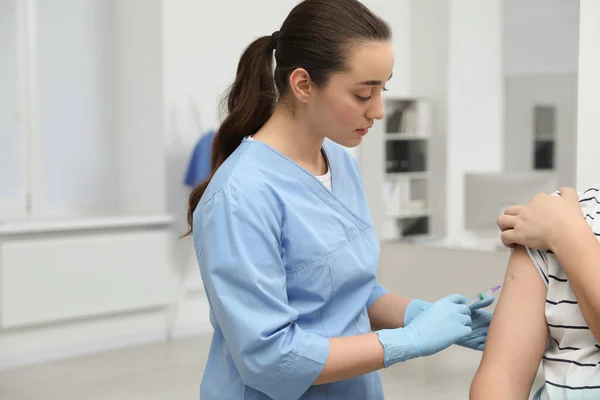 Dokter Geeft Hepatitis Vaccin Aan Patiënt Kliniek Ruimte Voor Tekst — Stockfoto