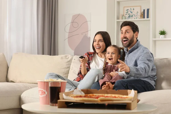 Vzrušení Rodina Sledování Televize Popcornem Pizzou Pohovce Doma Prostor Pro — Stock fotografie