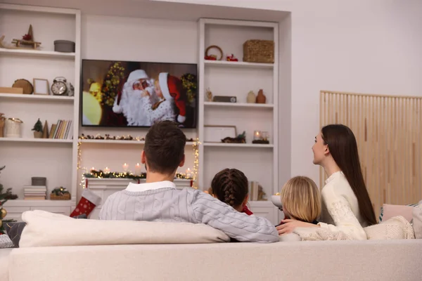 Rodzina Ogląda Świąteczne Filmy Przez Przytulnym Pokoju Widok Tyłu Zimowe — Zdjęcie stockowe