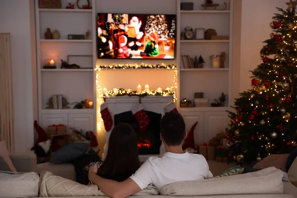 Couple Regardant Film Noël Télévision Dans Une Chambre Confortable Vue — Photo