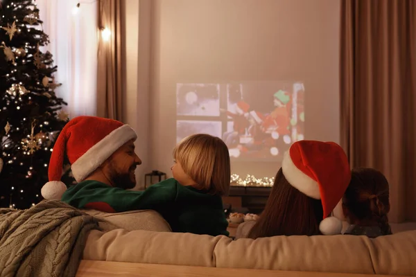 Rodina Spolu Tráví Čas Videoprojektoru Pokoji Pohled Zezadu Vánoční Atmosféra — Stock fotografie