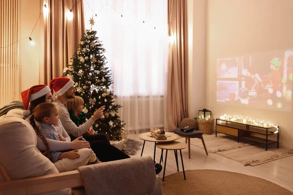 가족들은 부엌에서 비디오 프로젝터를 크리스마스 영화를 있습니다 겨울철의 분위기 — 스톡 사진