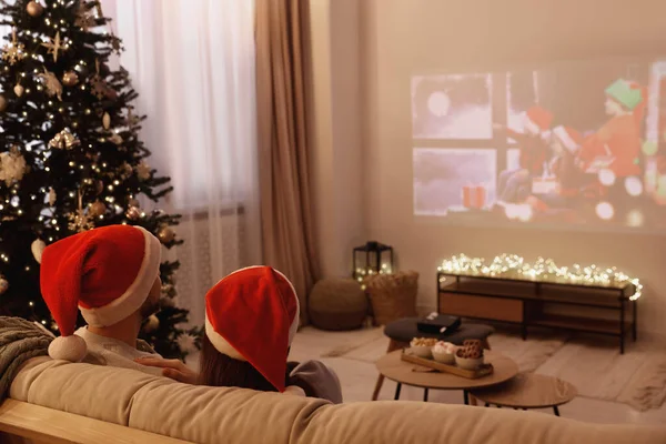 Para Oglądająca Świąteczne Filmy Przez Projektor Wideo Przytulnym Pokoju Widok — Zdjęcie stockowe